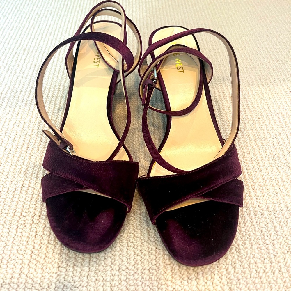 Nine West Velvet Wedge Sandal with ankle straps Size 10M